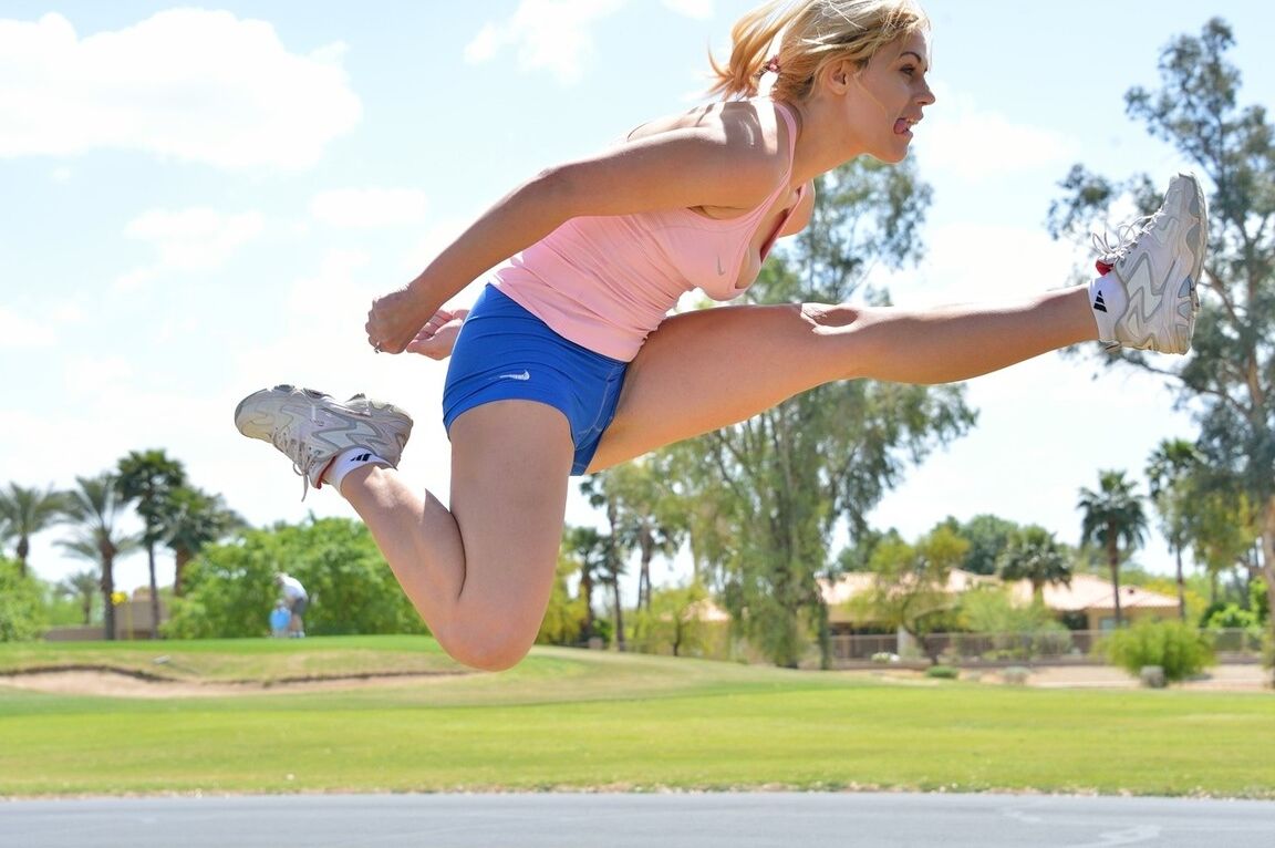 19P L'athlète blonde amateur Kenna fait de l'exercice dans ses vêtements de sport sexy