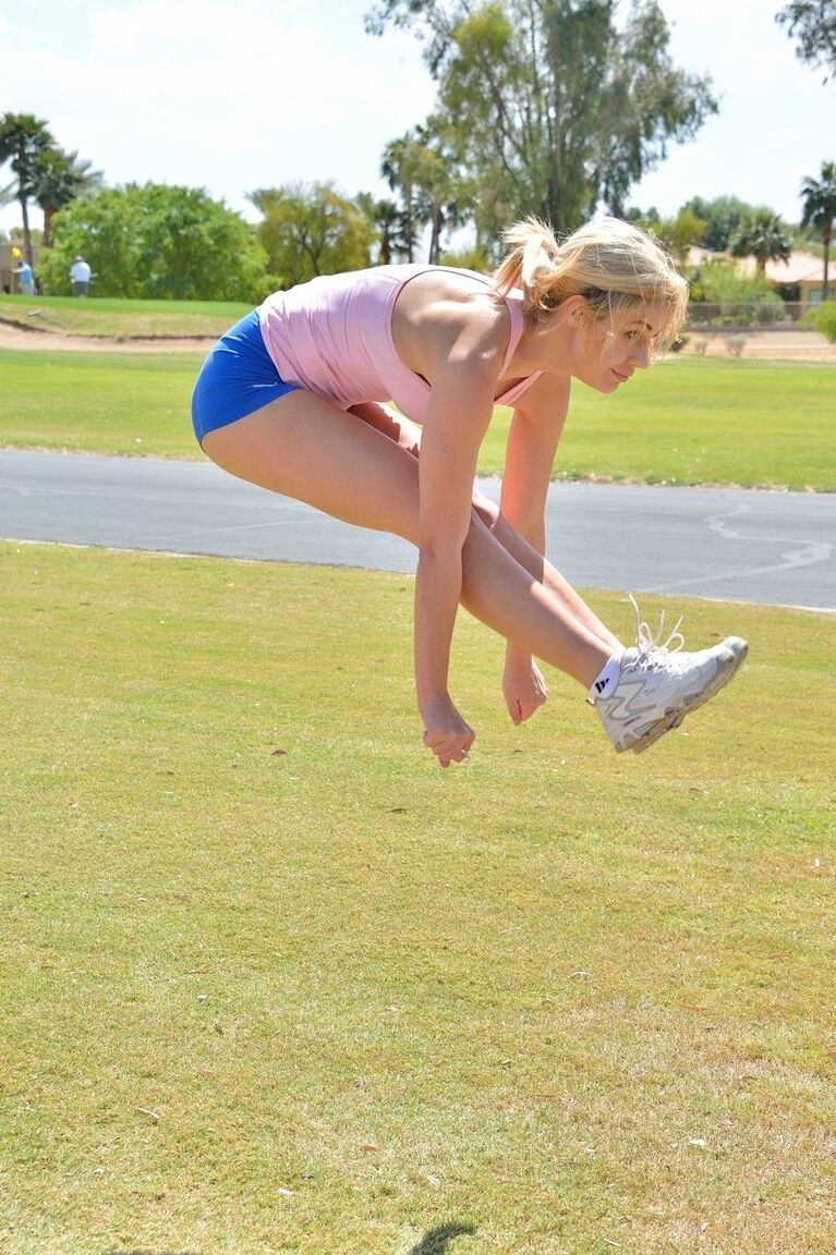 19P L'athlète blonde amateur Kenna fait de l'exercice dans ses vêtements de sport sexy