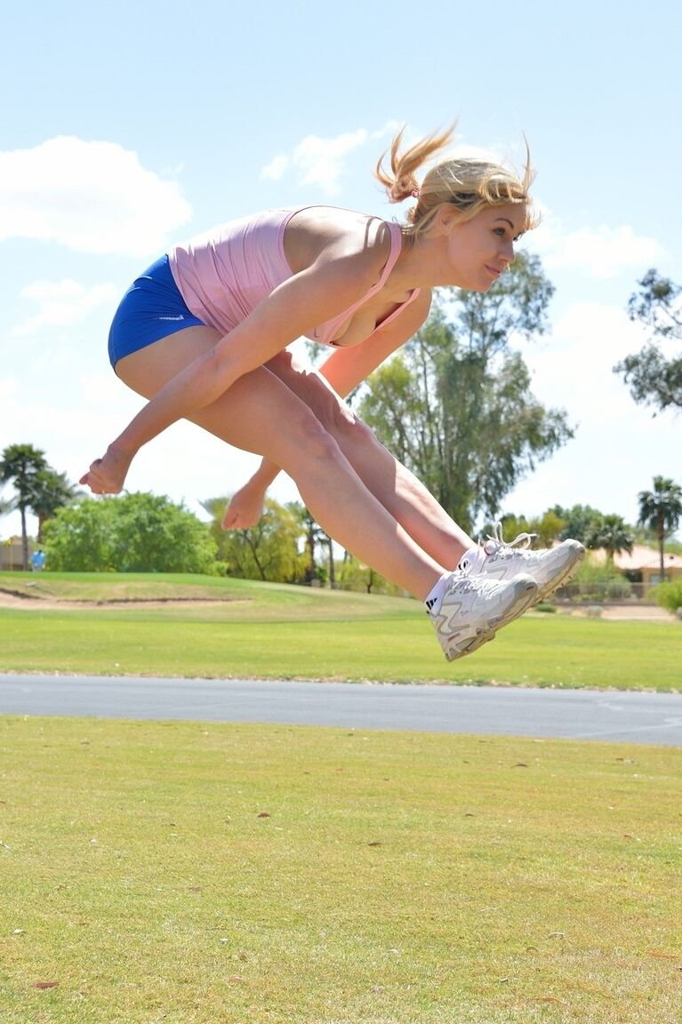 19P L'athlète blonde amateur Kenna fait de l'exercice dans ses vêtements de sport sexy