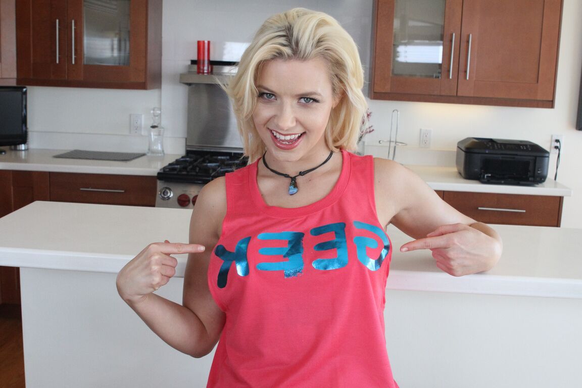 21P La estrella porno rubia Anikka Albrite se cubre la cara con esperma después del sexo