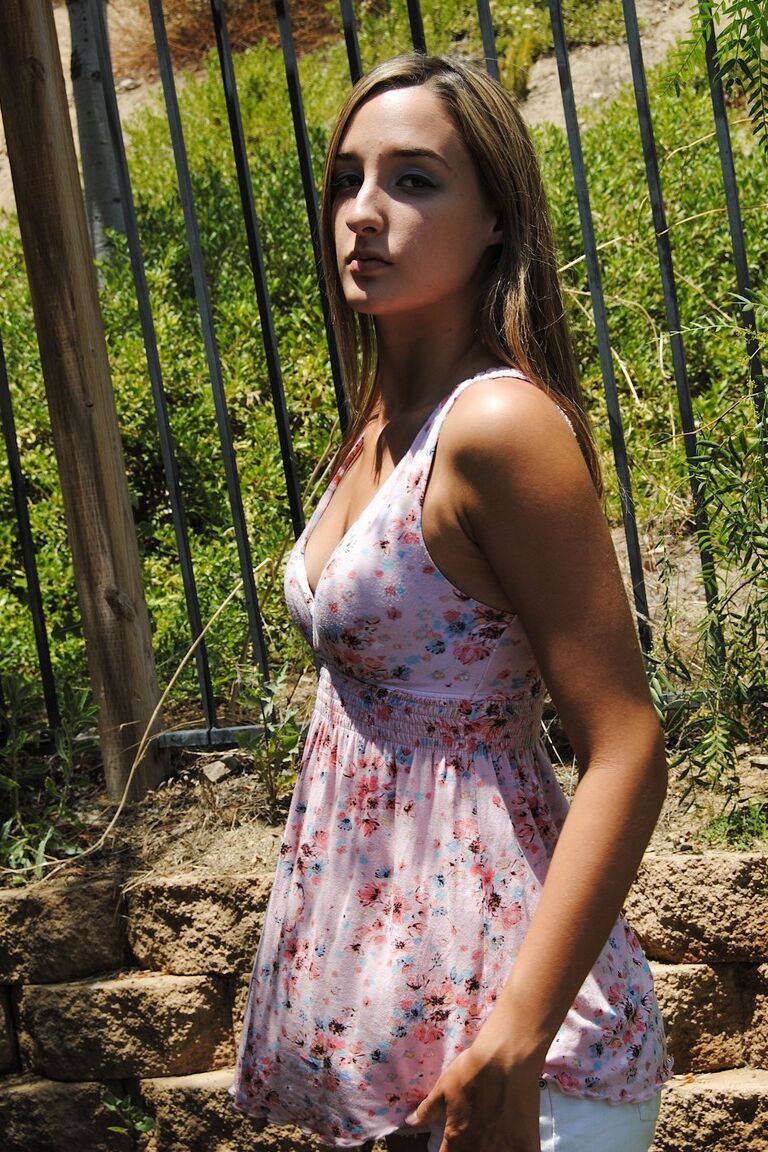 21P La joven amateur Jules Diamond presenta sus pequeñas tetas y su vientre perforado al aire libre