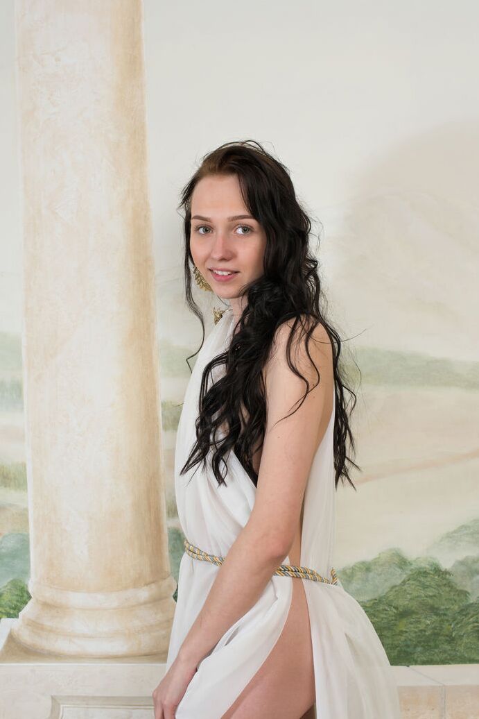 20P Slim adolescente Lagoda tira roupas de inspiração romana para modelar nua