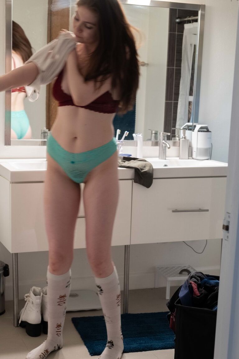 21P La dulce jovencita de pelo moreno Lalia es espiada mientras se viste