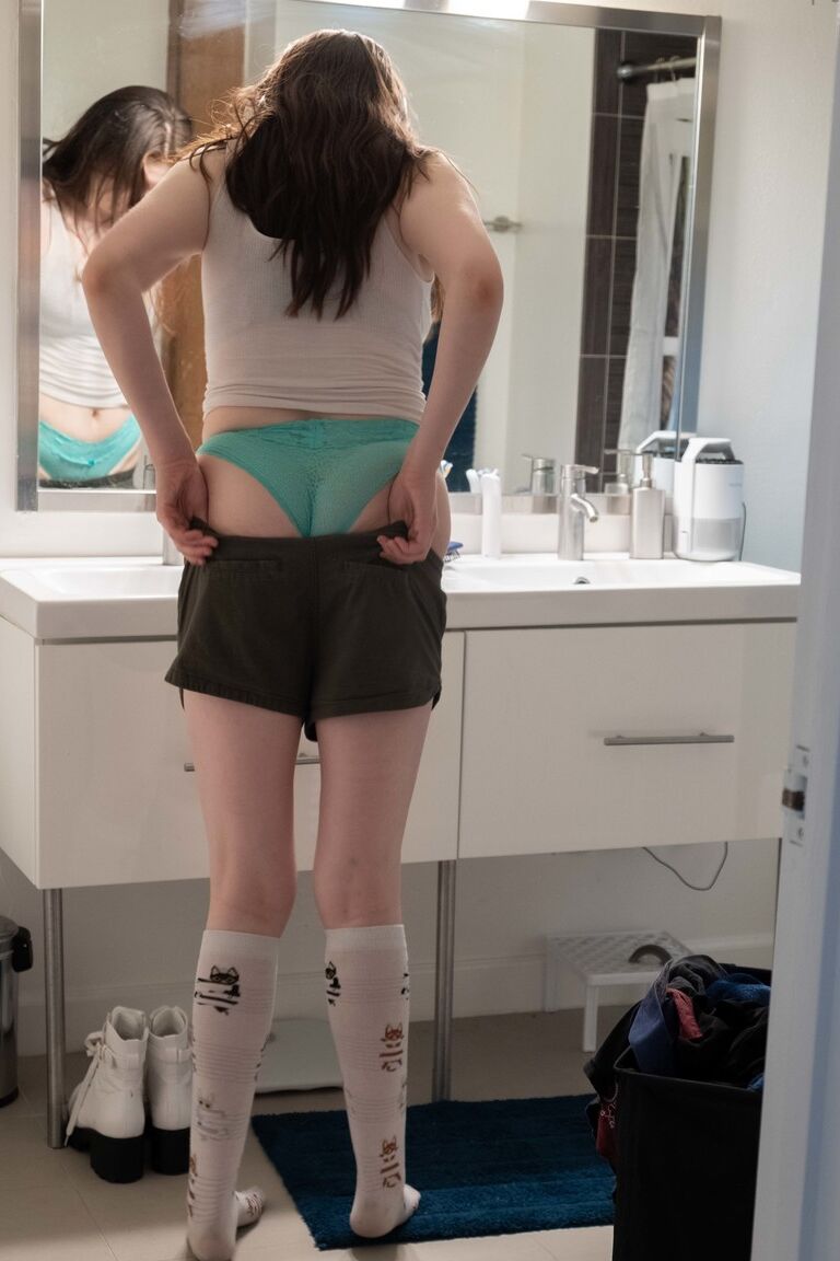 21P La dulce jovencita de pelo moreno Lalia es espiada mientras se viste