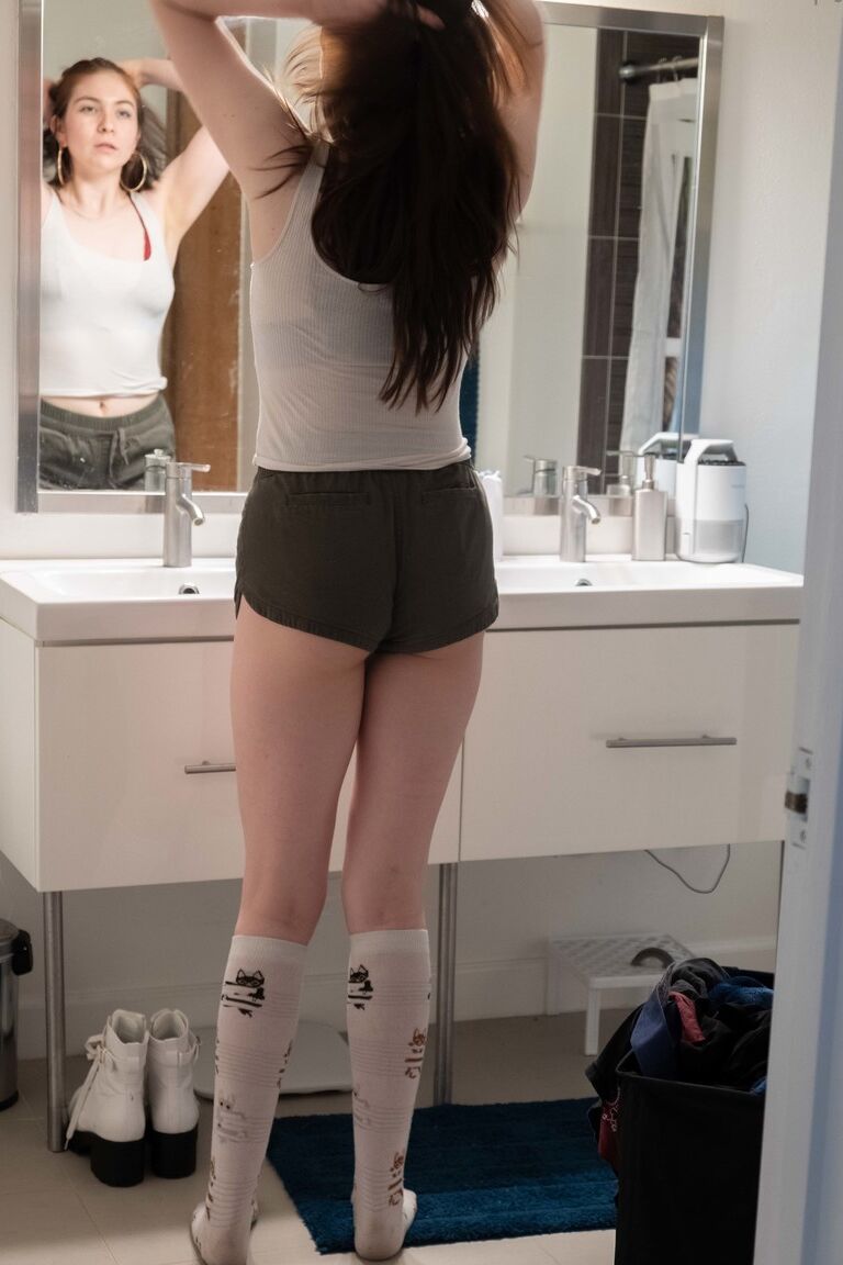 21P La dulce jovencita de pelo moreno Lalia es espiada mientras se viste