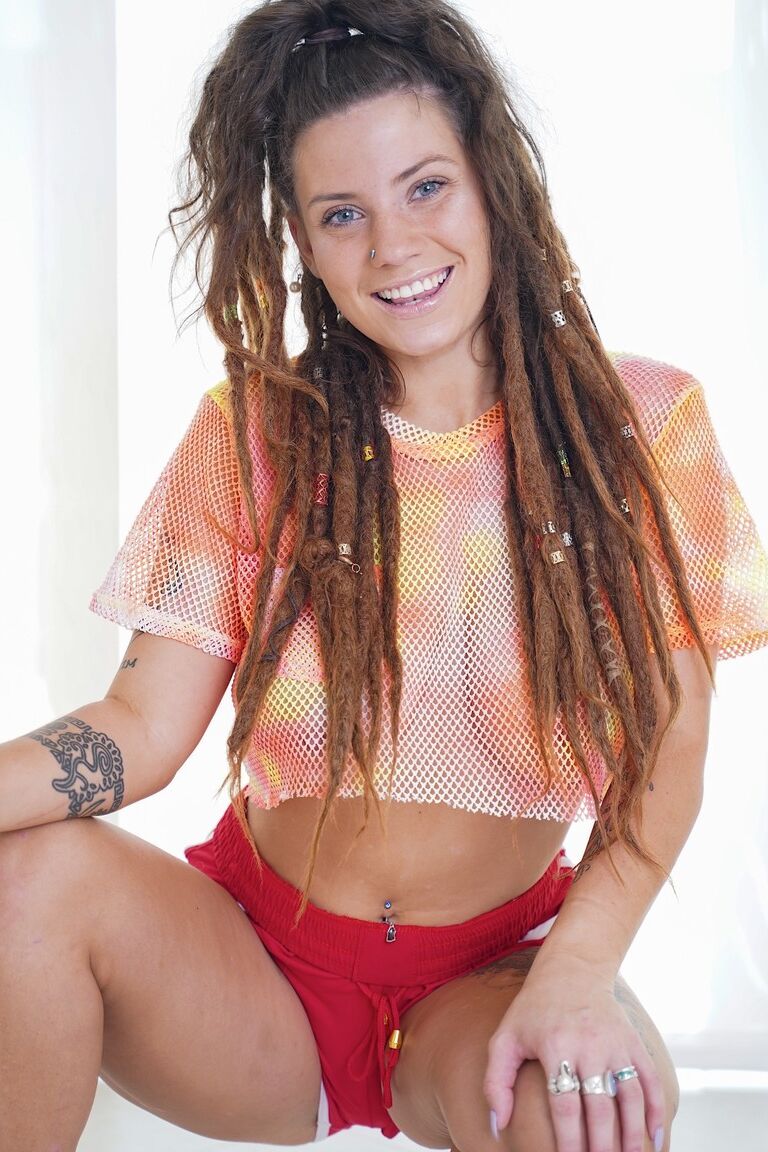21P Brünettes Babe mit Dreadlocks Indica Flower stellt ihre unglaublichen natürlichen Eigenschaften zur Schau