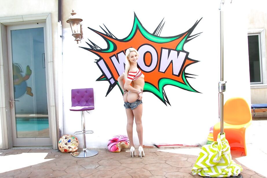 16P A estrela pornográfica adolescente Elsa Jean exibindo lábios labiais dobrados para trás depois de tirar o short