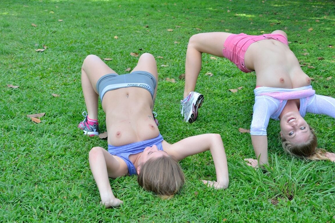21P Las tetonas Nicole y Veronica exponen sus dulces culos al aire libre