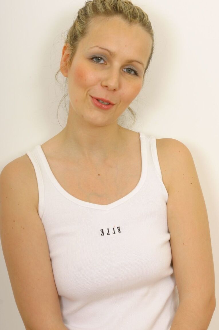 21P La adorable Natasha se quita la camiseta y deja al descubierto sus pequeñas tetitas