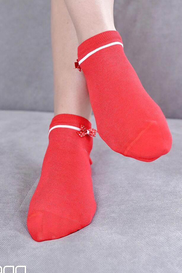 Das 16P langbeinige Solo-Girl Ariana Brown zieht vor dem Masturbieren Socken und Brille aus