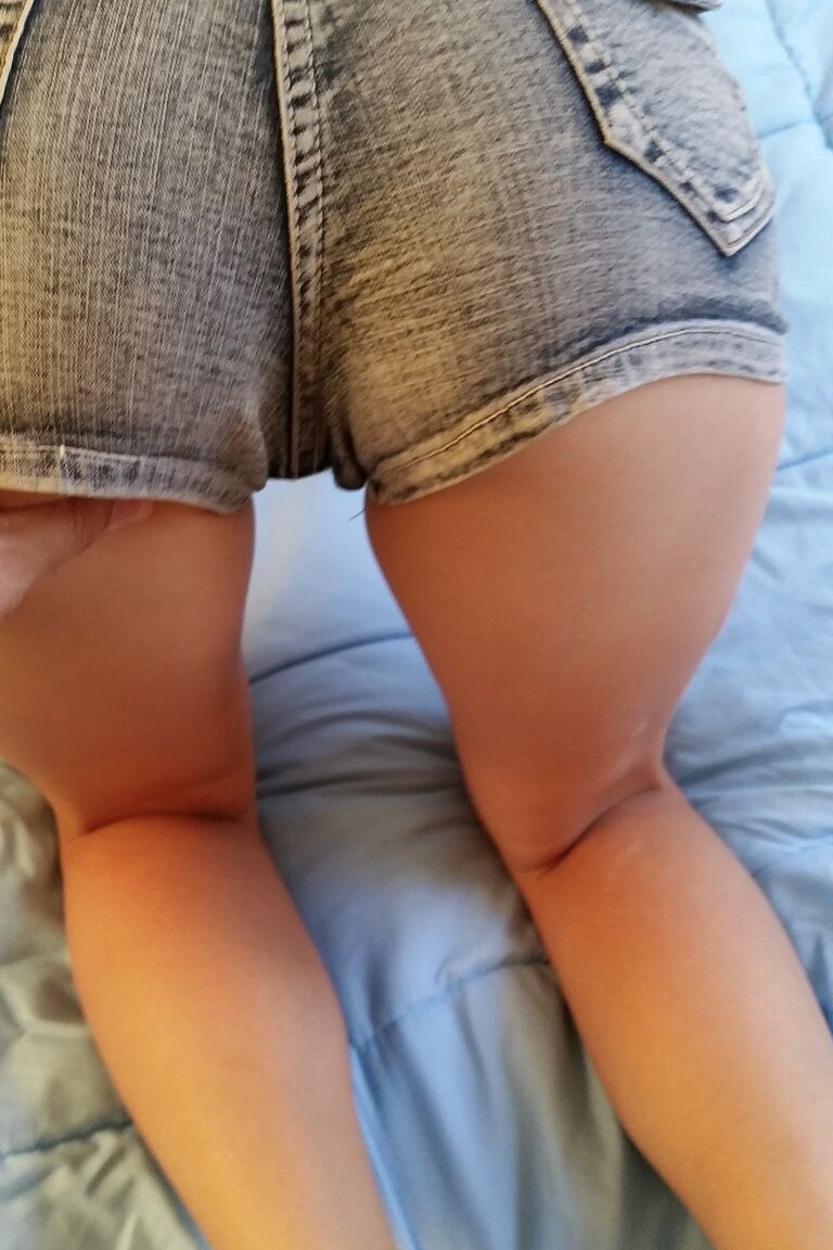 21P A adolescente amadora Velvetine tira o short e a lingerie antes de se masturbar