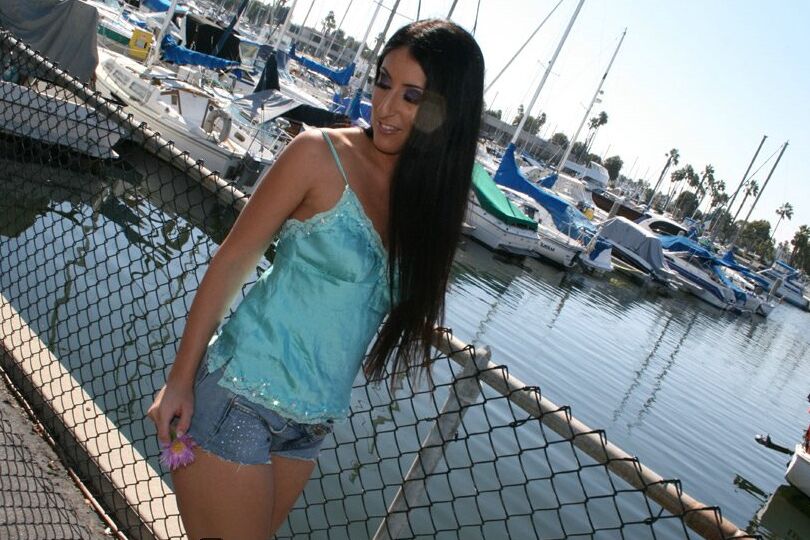 21P Excelente garota Latina Luscious Lopez posa ao ar livre e mostra sua bunda incrível