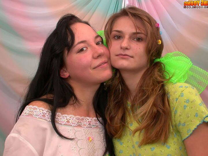 20P Adolescentes excitados e gostosos se beijando e se despindo para fazer sexo com um vibrador firme