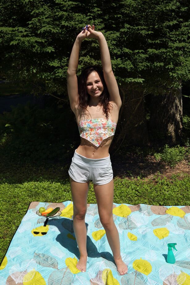 16P La joven morena Liz Jordan se mete un par de zanahorias en el coño en un jardín