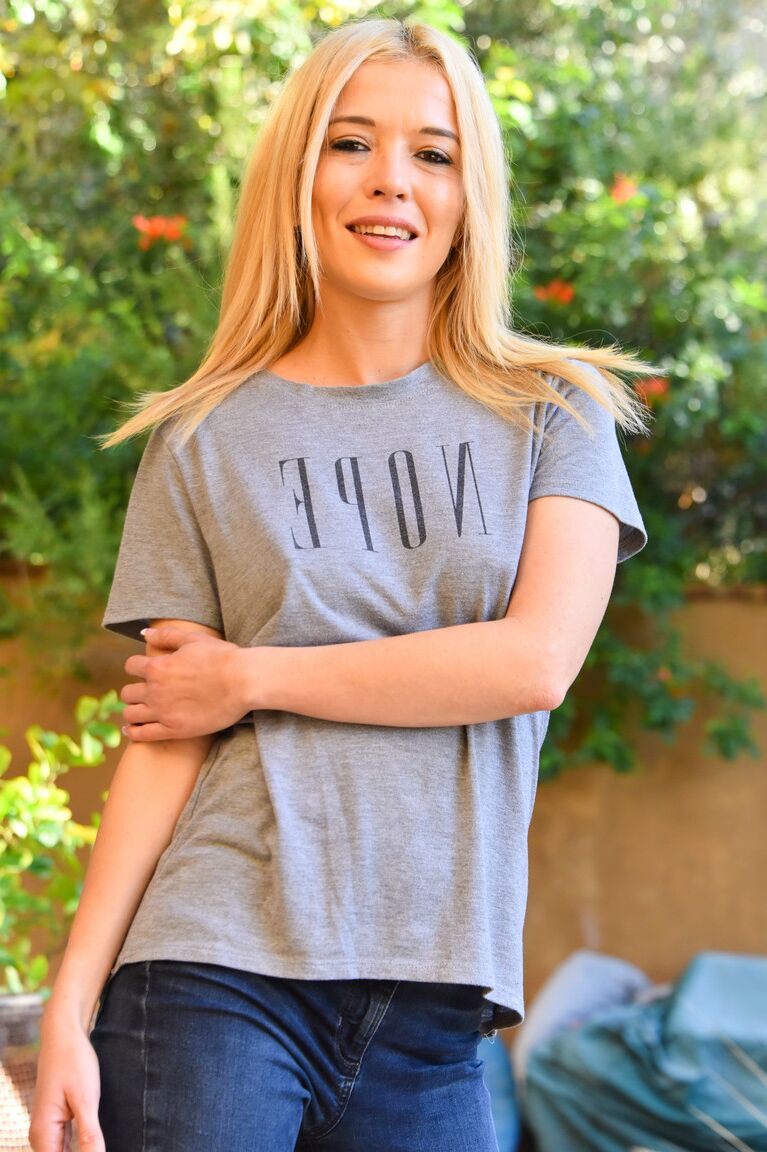 21P MILF en jeans ajustados Tiffany se desnuda para mostrar sus bonitas tetas