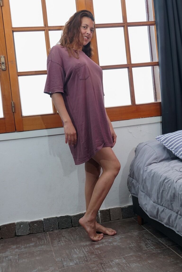 16P La chica amateur solitaria Fanny lanza un beso después de mostrar su arbusto desnuda