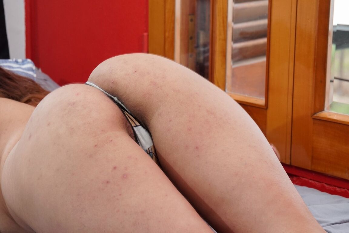 16P La chica amateur solitaria Fanny lanza un beso después de mostrar su arbusto desnuda