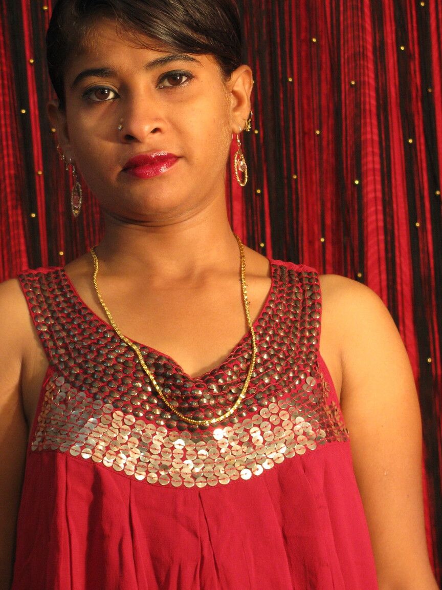 16P Jeune fille indienne aux petits seins écartant la chatte