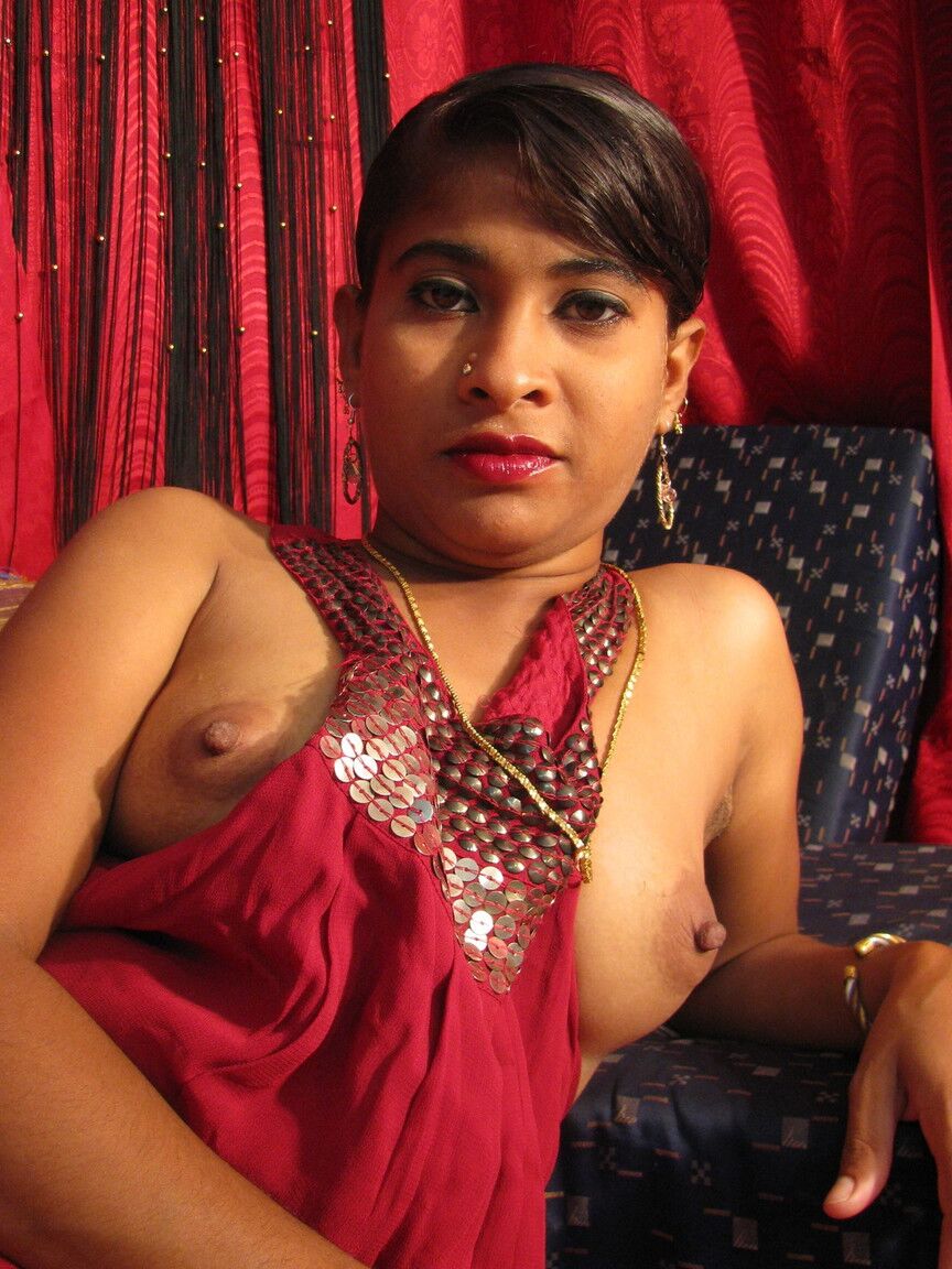16P Jeune fille indienne aux petits seins écartant la chatte