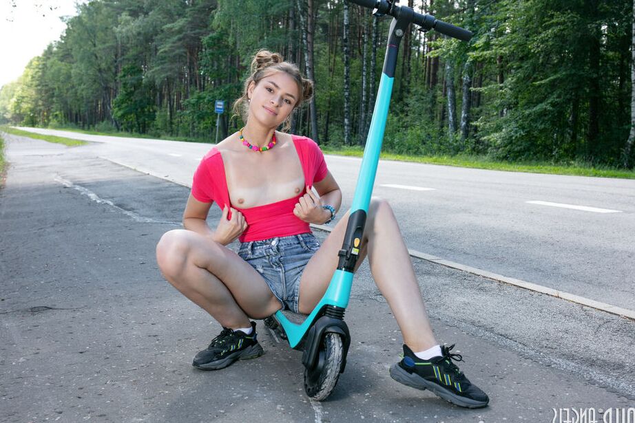 20P A linda adolescente Lisa fica nua de tênis depois de andar de scooter até um parque
