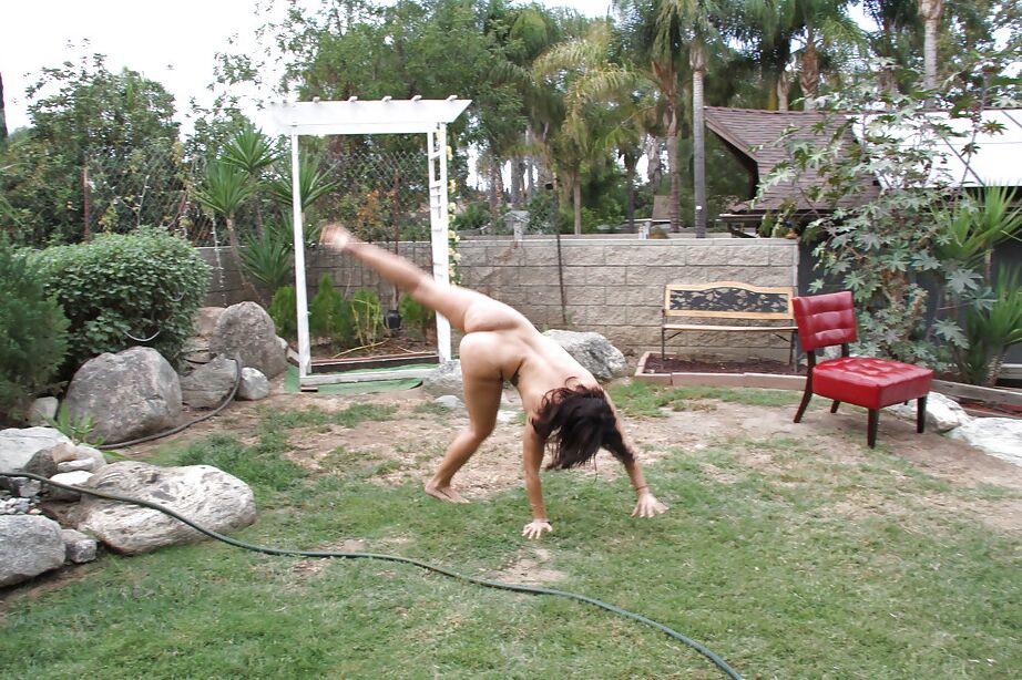16P Garota gorda com cabelo escuro mostra suas habilidades acrobáticas ao ar livre