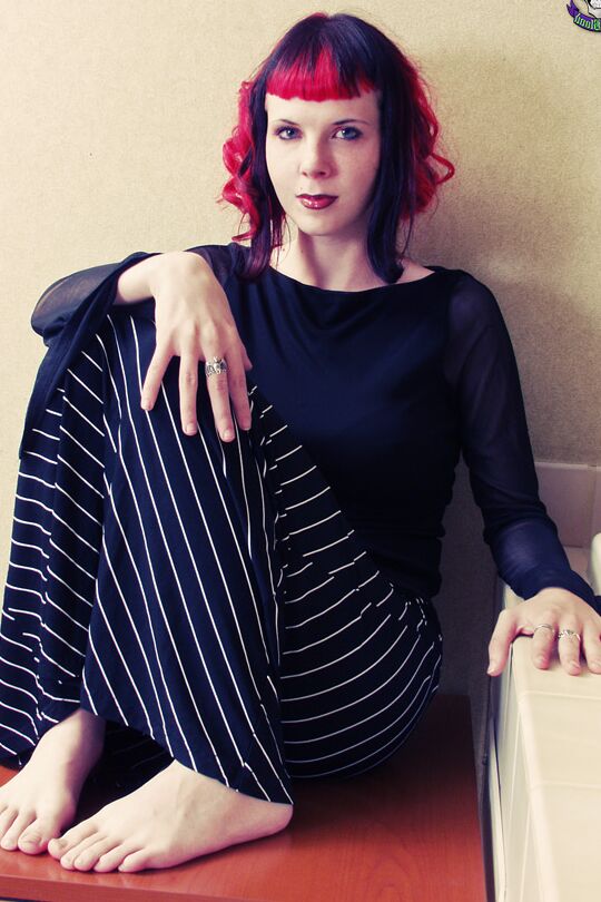 15P Spooky Goth babe mostra seu grande corpo