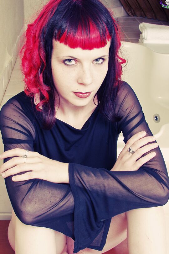 15P Spooky Goth babe mostra seu grande corpo