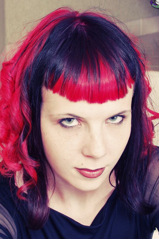 15P Spooky Goth babe mostra seu grande corpo