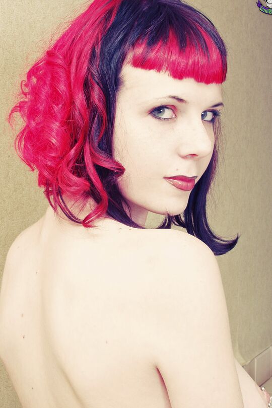 15P Spooky Goth babe mostra seu grande corpo