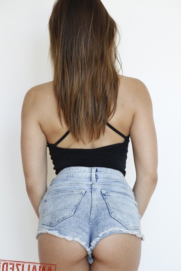21P Adorável adolescente americana Sara Luvv exibindo sua bunda linda de perto