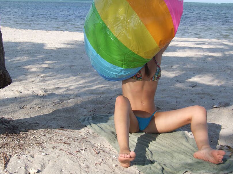 16P Petite sexy babe tirando a roupa na praia e espalhando sua doce boceta