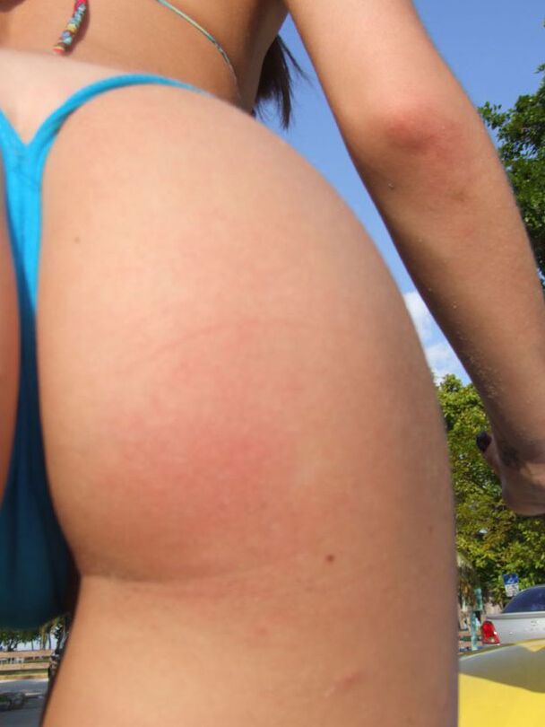 16P Petite sexy babe tirando a roupa na praia e espalhando sua doce boceta