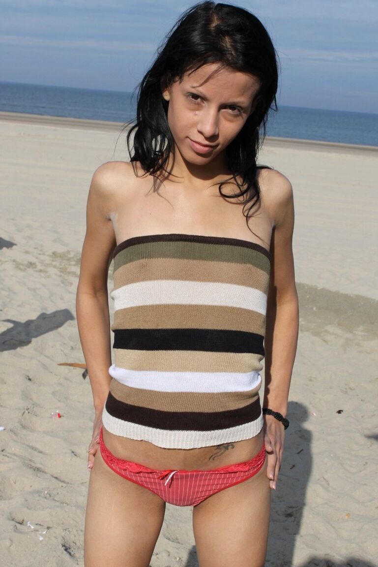 16P Thin Fetish Julie se desnuda en la playa