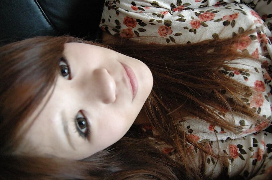16P Reina Fukumoto, jeune asiatique souriante, se déshabille et pose nue sur le lit.