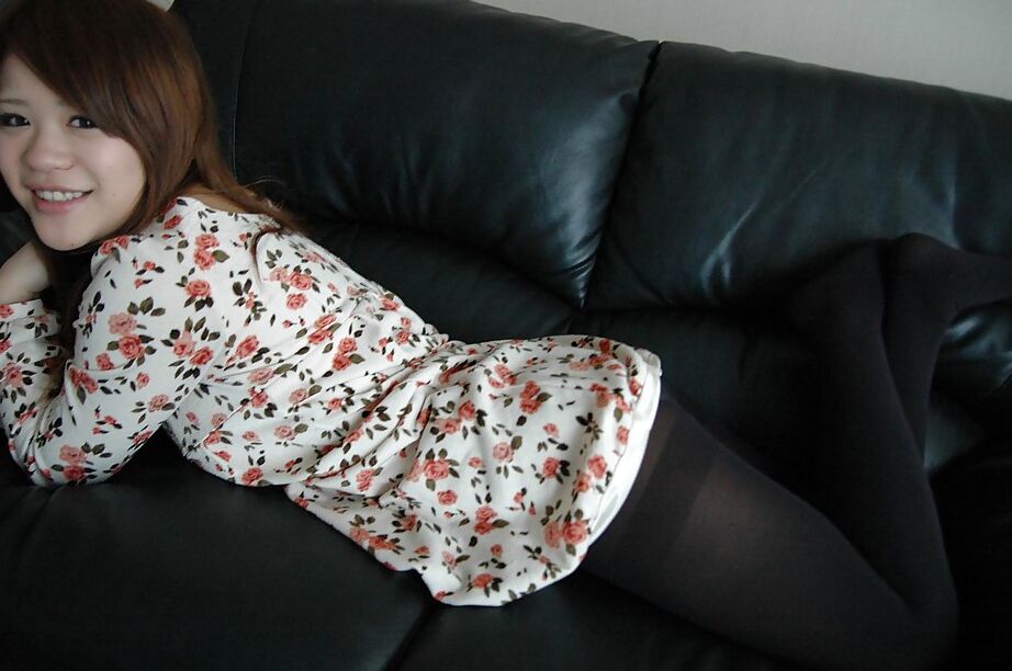 16P Reina Fukumoto, jeune asiatique souriante, se déshabille et pose nue sur le lit.