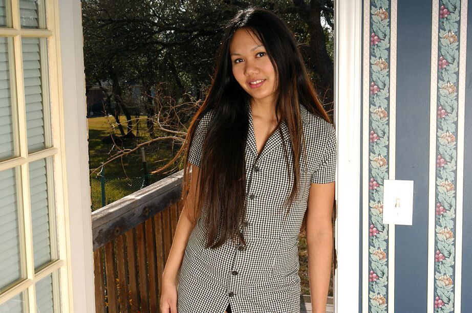 Kaya, asiatique amateur, expose ses petits seins et son vagin poilu en extérieur.