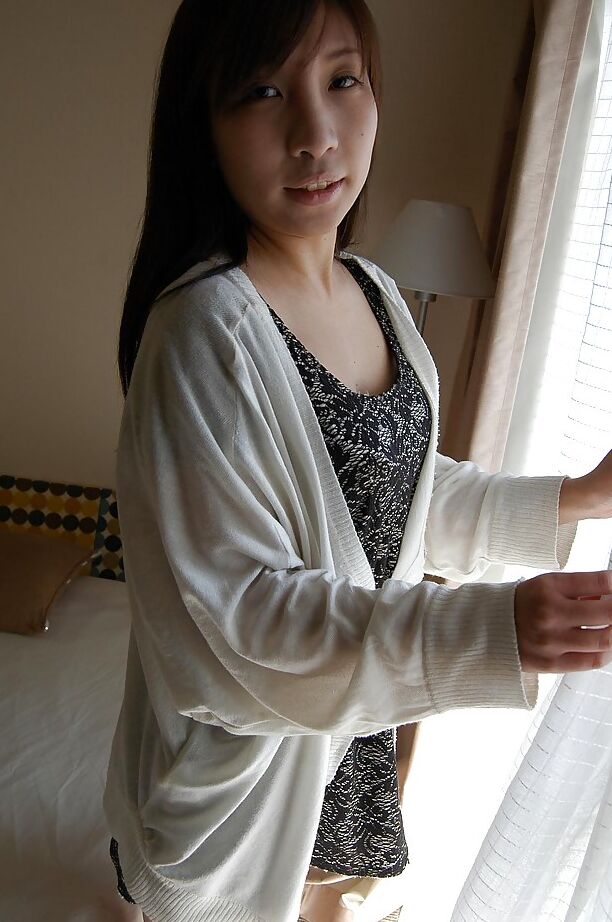 16P Mai Toda, une asiatique vigoureuse, se déshabille et écarte les lèvres de sa chatte.