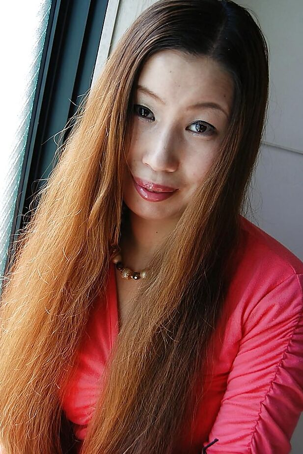 16P Asiática MILF Ayako Sakuma se despindo e exibindo sua boceta suculenta em close-up