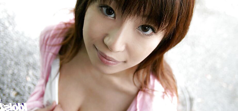 16P Adorable asiática mostrando sus bragas y mostrando sus pequeñas tetas