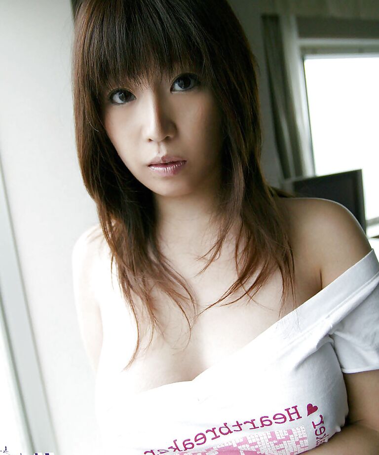 16P Adorable asiática mostrando sus bragas y mostrando sus pequeñas tetas