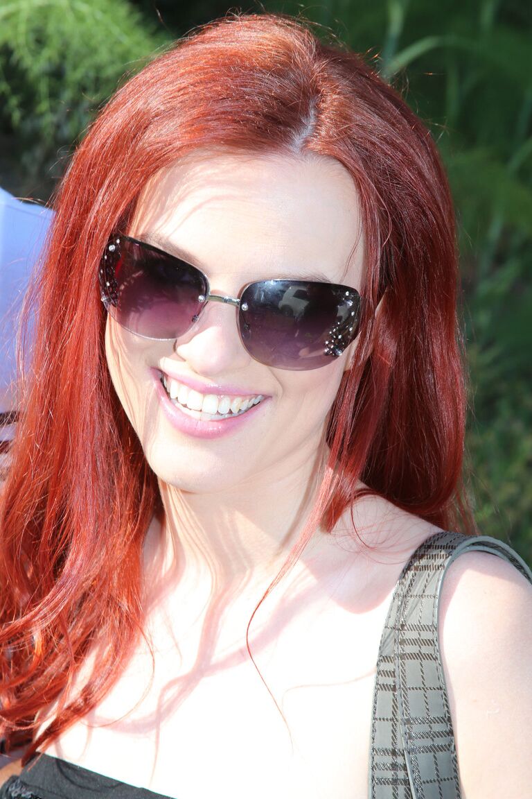 21P La jeune rousse Andrea Sky suce et chevauche deux grosses bites noires dans sa chambre d'hôtel