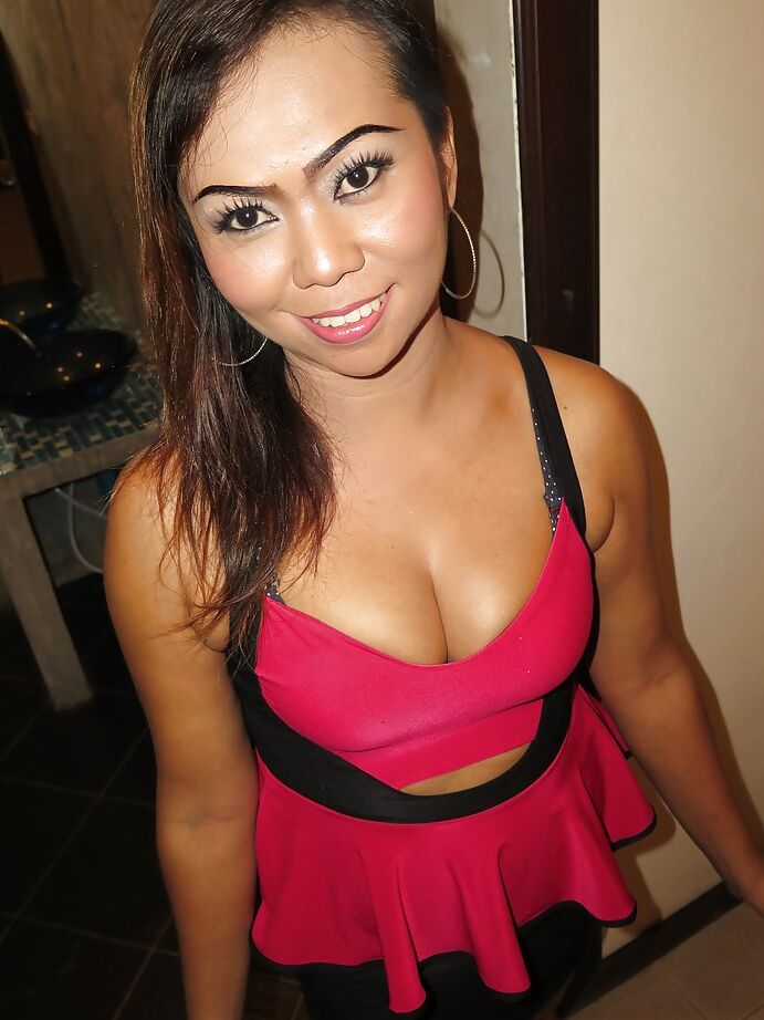 16P La traviesa adolescente asiática Nana mostrando su culo y sus turgentes tetas