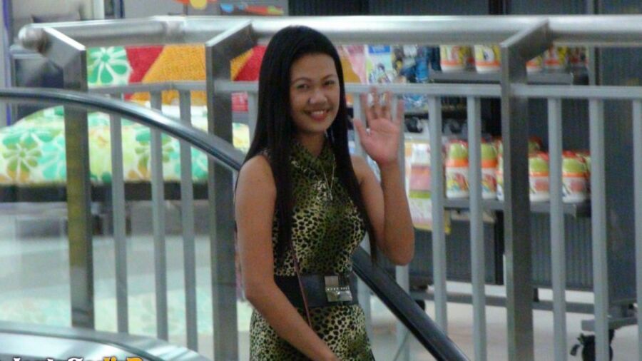 15P Une fille philippine baise un touriste sexuel qui rôde en culotte sans entrejambe