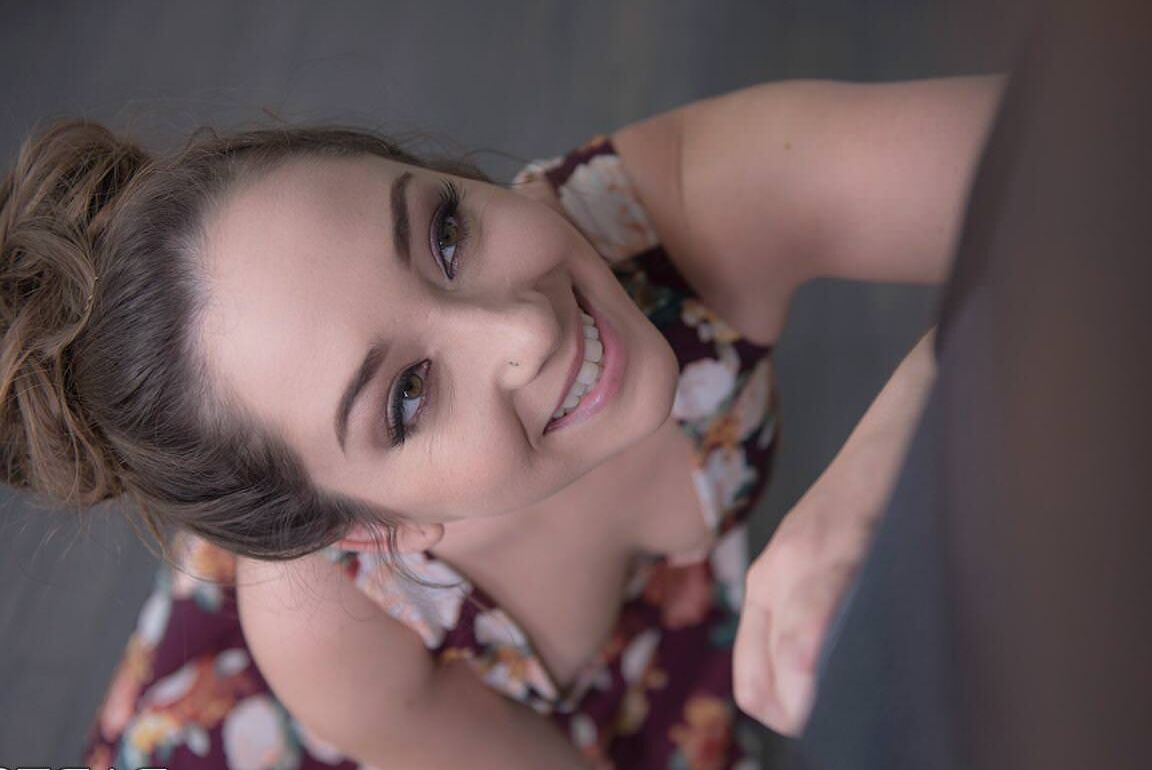 14P A adolescente morena sensual Remi Lacroix cavalga em um grande galo negro