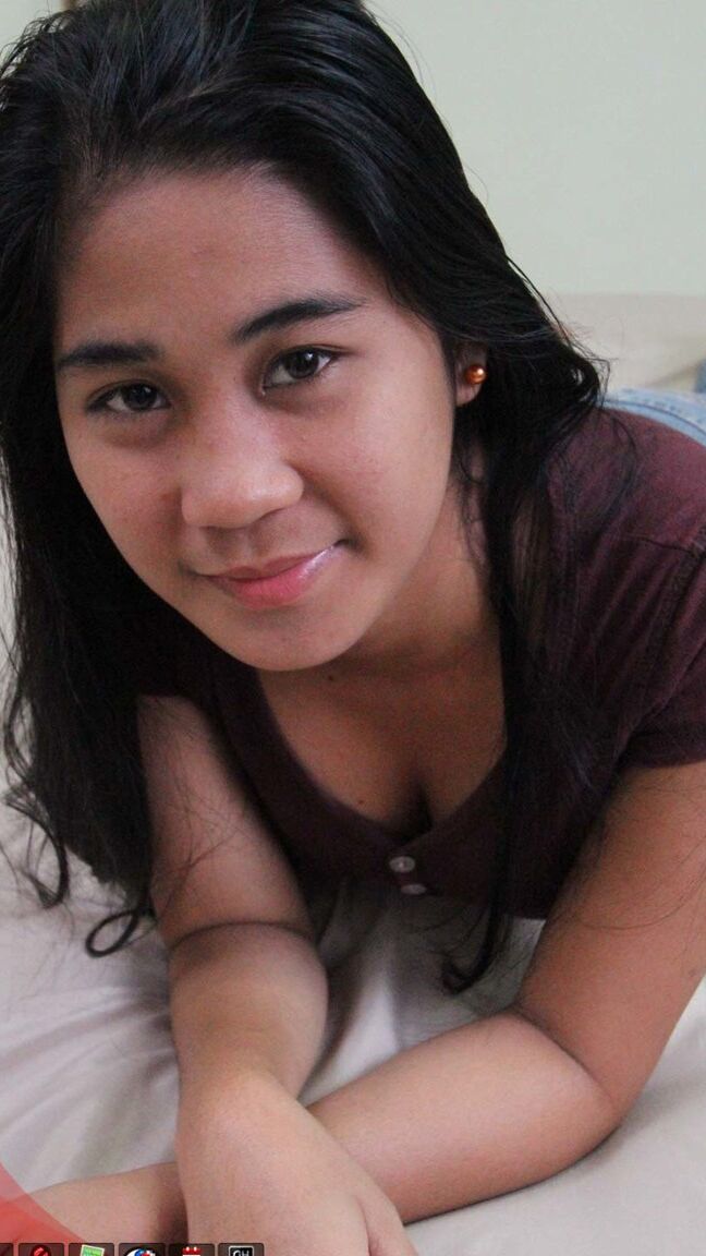 15P La filipina amateur Maya se arrodilla en la cama después de quitarse toda la ropa