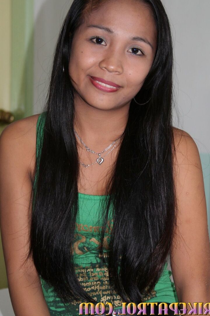 15P Delicious Filipina stellt beim Casting ihre fleischige asiatische Muschi und ihre kleinen Titten zur Schau