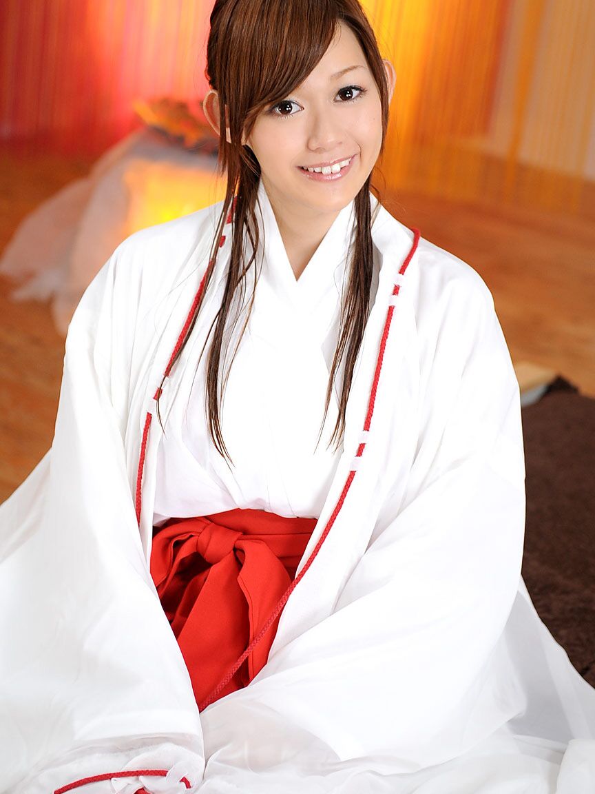 12P Rina Wakamiya, une Japonaise aux gros seins, se fait masser la chatte et jouer
