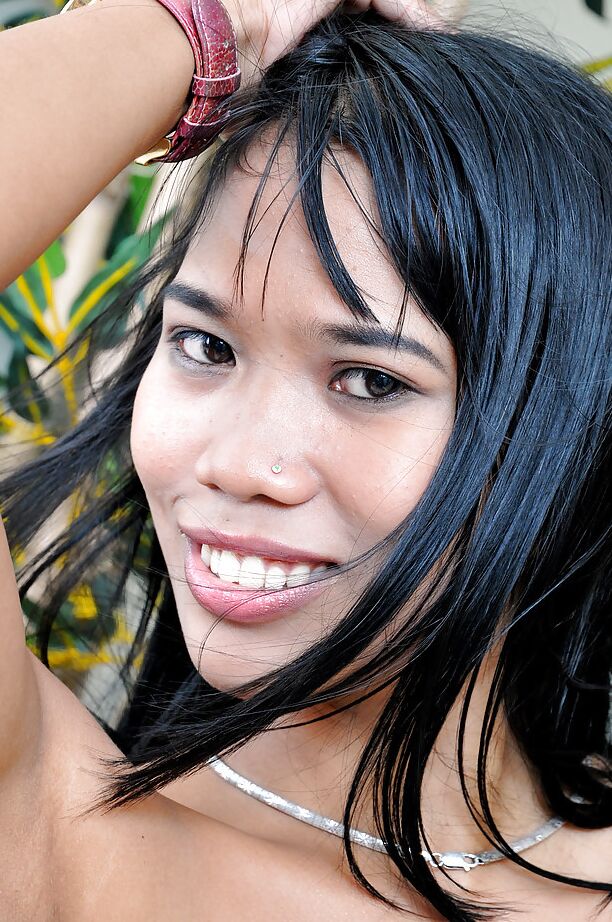 16P belleza asiática amateur Anne estira su hermoso coño afeitado