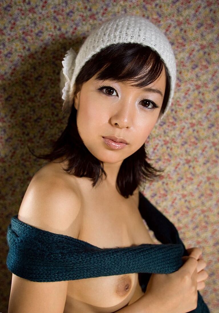 16P A bela japonesa Nana Nanami acaba totalmente nua durante um caso solo