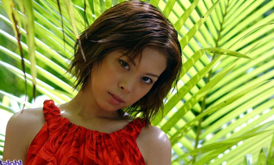 16P La seductora japonesa Minami Aikawa muestra sus turgentes tetas en medio de una exuberante vegetación
